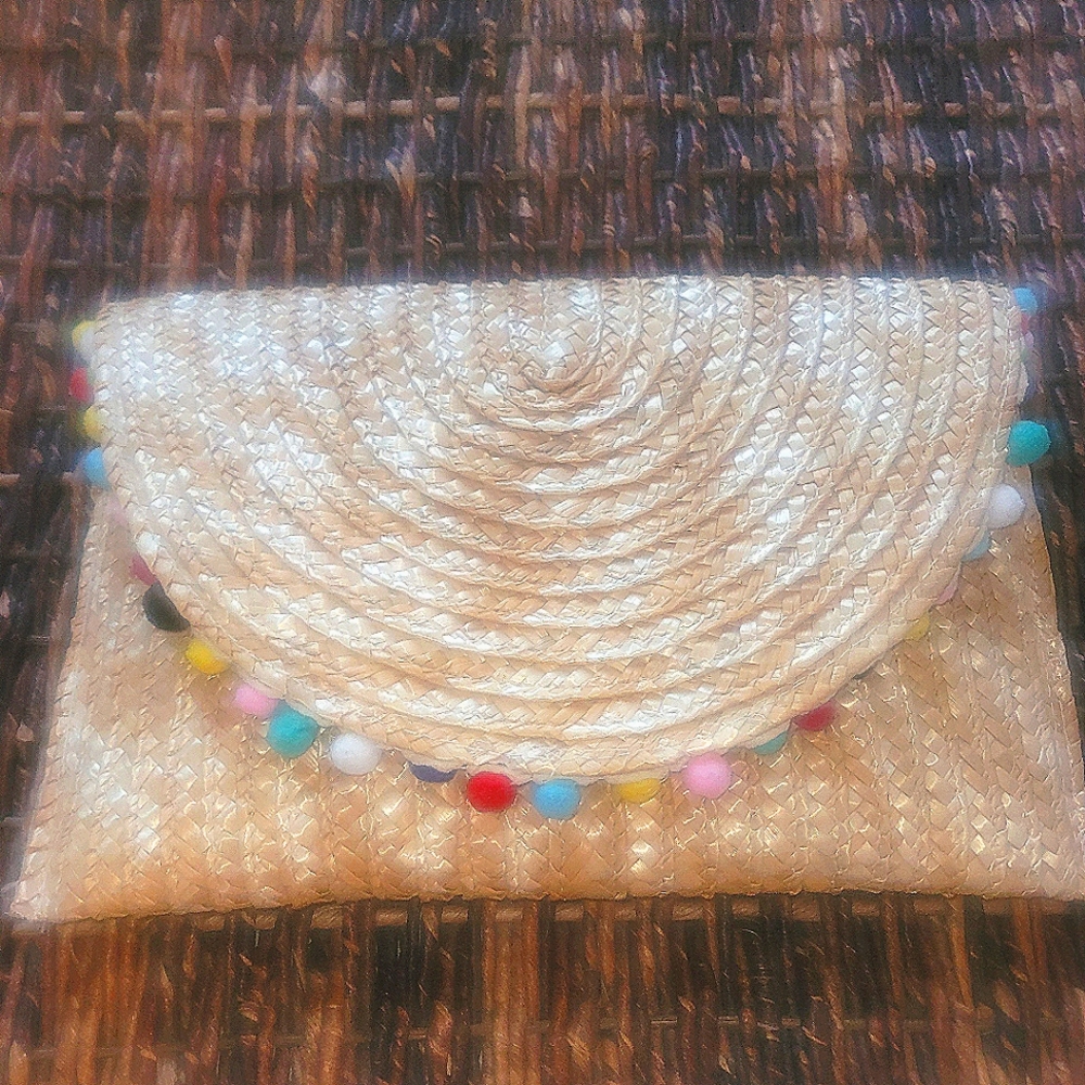 RAFFATA/RATTAN POM POM CLUTCH